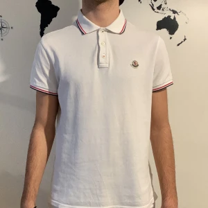 Moncler piké  - Tja, säljer nu min moncler piké som har blivit för liten för mig tröjan är köpt från nk för cirka 2500 kvitto finns ej då min mamma köpte den till mig i födelsedagspresent den är använd men skicket är fortfarande väldigt bra vid fler frågor skriv😉😄