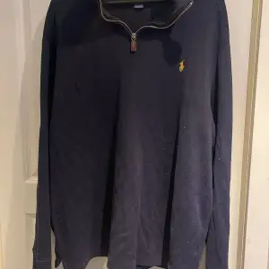 Tja Jag säljer min Ralph lauren halfzip i storlek xl. Den är i fint skick och är sparsamt använd. Hör av dig vid frågor eller funderingar.