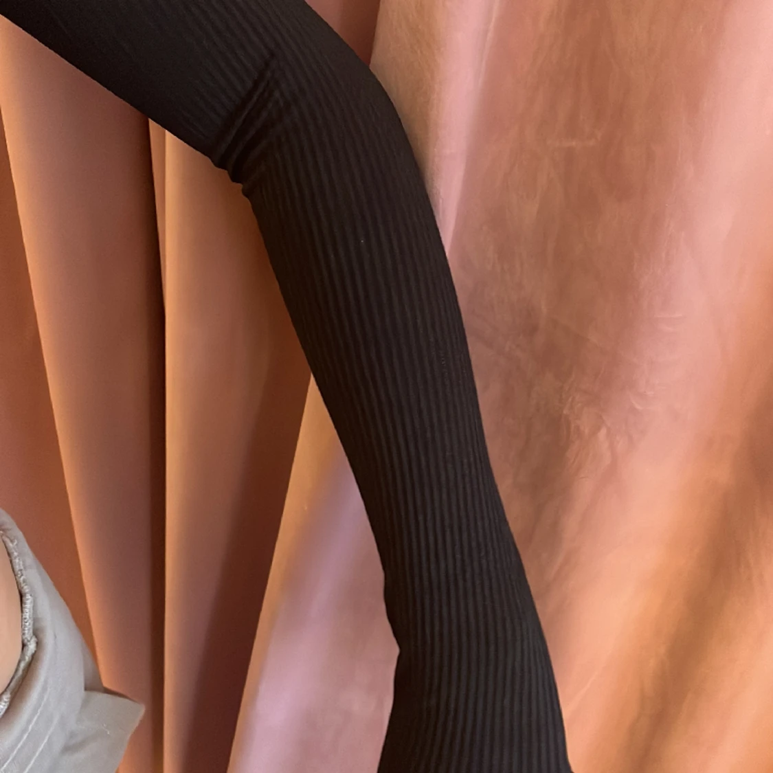 Svart ribbad långärmad magtröja med urigning  - 91