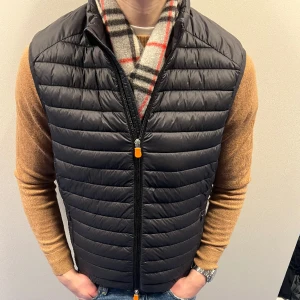 Save The Duck Väst - Fin väst från Save The Duck. Västen är ny, endast använd ett fåtal gånger. Cond på västen är 9,5/10. Modellen är 175 och den sitter perfekt. Tveka inte på att höra av dig vid minsta funderingar😁