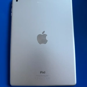 iPad  - Bra skick, inga repor, felfri, laddare och fodral ingår. Förpackning och klistermärken ingår. iPaden har varit väl omhändertagen. Fungerar utmärkt.  Hör gärna av er vid intresse 
