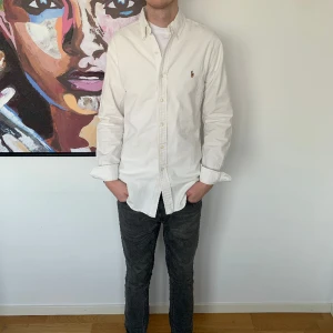 Ralp lauren skjorta - Ralph lauren skjorta i färgen vit | Storlek M (fits M/L), modellen på bilden är ca 185 cm lång | Slim fit | Hör av dig vid ytterligare frågor🤗