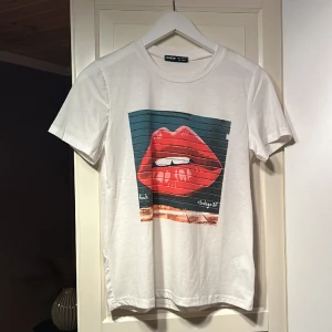Vit T-shirt  - Vit T-shirt med tryck från shein storlek xs, aldrig använd 