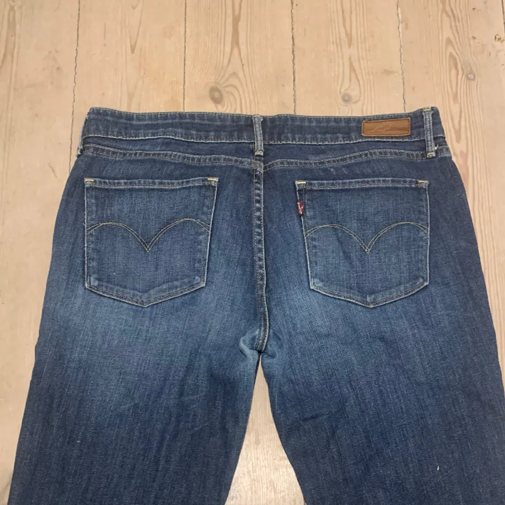 Så snygg jeans från Levis som jag köpte second hand som tyvärr är för små för mig❤️Midjemått 85, innerbenslängd 80. Jeans & Byxor.