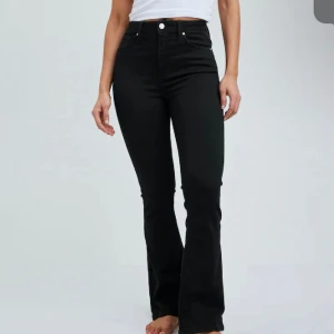Svarta jeans  - Boot flare jeans från bikbok. Har ”rippat” upp dem längst ner för att få de längre då jag är 174. Använda  några gånger. Pris kan diskuteras 