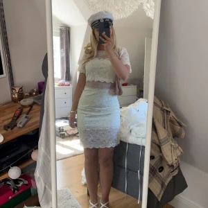 Studentklänning i spets - Unik studentklänning i spets från Dry Lake. Orginalpris 1300 men köpte i nyskick från sellpy för 800kr. Helt oanvänd efter det eftersom jag valde en annan klänning på studenten😍 så unik och vacker klänning, jättefin passform! 💖