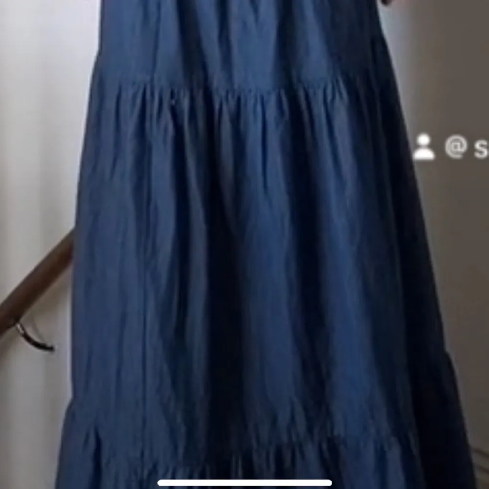 Säljer min långa fina kjol, eftersom jag inte använt den alla typ. Köptes sommaren 2023, så den är inte så gammal. Kom privat för mer frågor eller bilder på kjolen!💙. Kjolar.