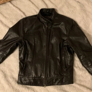 Läderjacka - Jackan är i storlek L från Hollies, men modellen är ganska tajt och sitter som S/M skulle jag säga:)