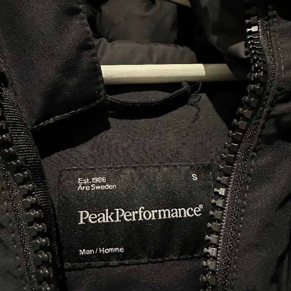 Peak performance jacka parka i strlk S men passar även som en M, fakepälsen som tillhör finns även kvar nyskick knappt använd. Jackor.