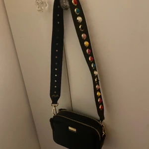 Snygg väska  - Super snygga väska använd Max 5 gånger, axelremmen är från Gabriele och väskan är ifrån Åhléns