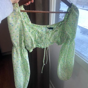 Somrig topp! - En somrigt topp från H&M som tyvärr aldigt kommit till nytta, där av säljer jag den till ett bra pris!🌷🌻🌸