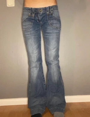 Lågmidjade jeans (storlek 28) - Storlek: 28, uppsattar till 36 Midja tvärs över: 39 cm Innerbenslängden: 86 cm Jag är ca 170 