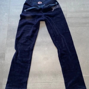 Vintage 2000s y2k lowwaist raka Juicy Couture mjukisbyxor - Innerben: 78 cm (lite korta på mig som är 167) midjemått:30 (passar S då det är mycket stretch). Rak modell i benen och passar någon som är 165 eller kortare skulle jag tro! Fint skick förutom en knapp som ramlat av på ena bakfickan<3 skicka prisförslag💋