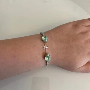 Caroline Svedbom armband - Galet vackert armband som endast kommit till användning vid ett tillfälle så mycket bra kvalite! Nypris 695kr mitt pris 500kr