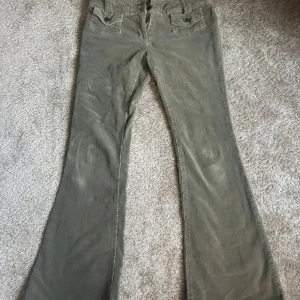 Gröna Manchester byxor  - Jättesnygga Lågmidjade Manchester byxor 