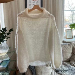 Hand gjord stickad tröja  - Säljer denna så snygga tröja så fin nu på vintern men även på en sommar kväll❤️❤️