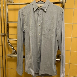 Blå Acne-oxfordskjorta buttondown Stl. 48 - Fantastisk skjorta i fantastiskt skick. Sparsamt använd.
