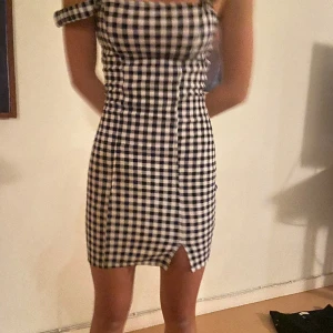 Rutig klänning - Klänning som är rutig helt oanvänd med inga defekter💕