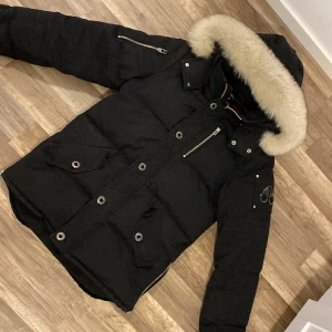 Moose knuckles - Äkta, finns skavanker se bilderna, kan skicka fler foton om så önskas  Pris kan diskuteras 