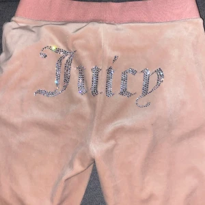 Juicy couture byxor rosa (nyskick)  - Säljer tyvärr mina fina rosa juicy byxor eftersom att de inte kommer till andvändning (använda ca 3 ggr). Jag är 163 cm lång och de några centimeter för långa, så skulle rekommendera att man är 165-170cm lång om byxorna ska passa perfekt. Nypris 1200💞