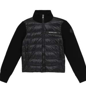 Moncler cardigan  - ❗️INTRESSEKOLL❗️En superfin moncler jacka i storlek 14/164.  Jackan köptes på MyTheresa och det kommer även med äkthetsbevis och kvitto. Jackan är anpassad för måste tjejer och killar. Nyskick. Köparen står för frakten, inga returer 🤩