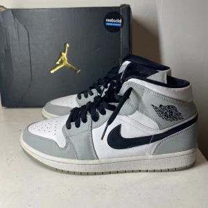 Aj1 smoke grey mid - Jordan 1 smoke grey  Stl 44 Super fina köpta från restock Tveka inte med ett dm! 