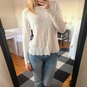 Långärmad vit tröja, mönstrad - I bra skick, lite genomskinlig, jättefin❤️