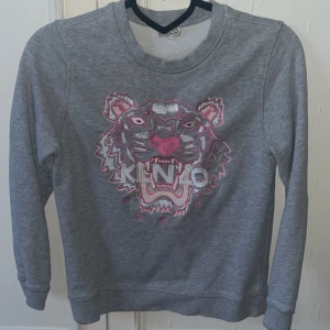 Kenzo tröja - Hej, säljer min kenzo tröja som endast stått i garderoben. Tröjan är i bra skick, inte använt så många gånger. Köpt för ca 1300kr