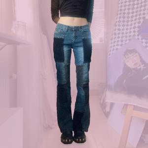 Supersnygga vintage low waist lappade jeans, stretchiga. Från 00-talet men har en riktigt 70-talsvibe, perfekta tillsammans med träskor 🌟 Innerbenslängd 77 cm. De har ett litet hål under en hälla i sidan, ca 4 mm i diameter, inget man tänker på ❤️