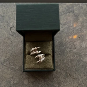 Maria nilsdotter ring - Så cool ring ifrån Maria Nilsdotter i modellen double claw, helt i nyskick! Nypris 4700, priset kan diskuteras. Silvret är inte oxiderat utan dåligt ljus bara