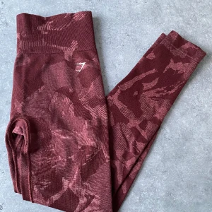 Adapt Camo Seamless Leggings - Säljer dessa iprincip helt oanvända träningstights från gymshark. Superfint skick inga defekter eller liknande, säljer för att jag ej gillar modellen. Ordinarie pris 599kr. Hör av er om nu har några frågor!✨