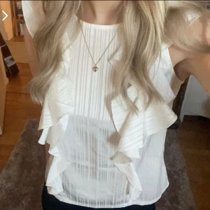 Nelly topp  - Jättesöt topp från Nelly. Köptes för flera år sedan därav finns den ej att köpa längre. Osäker på att sälja den därför säljer jag för 300. Den är i storlek xs men passar mig som normalt har small 🥰 