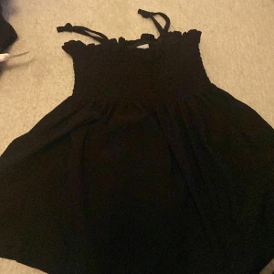 Jätte fin svart blus.  - Säljer en jätte fin blus. 