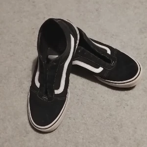 Vans:) - Svarta hela vans, storlek 37/38! Tvättar dem innan leverans, fräscha skosnören hänger även med! Frakt kostar inte och kan även gå med på prissänkning om de behövs! Snapa gärna in mina andra artiklar! :))