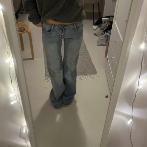 Lågmidjade bootcut jeans  - Lågmidjade bootcut jeans. Midjemått 37cm innerbenslängd 83cm. Tryck på köp nu om du vill köpa ❤️‍🔥❤️‍🔥