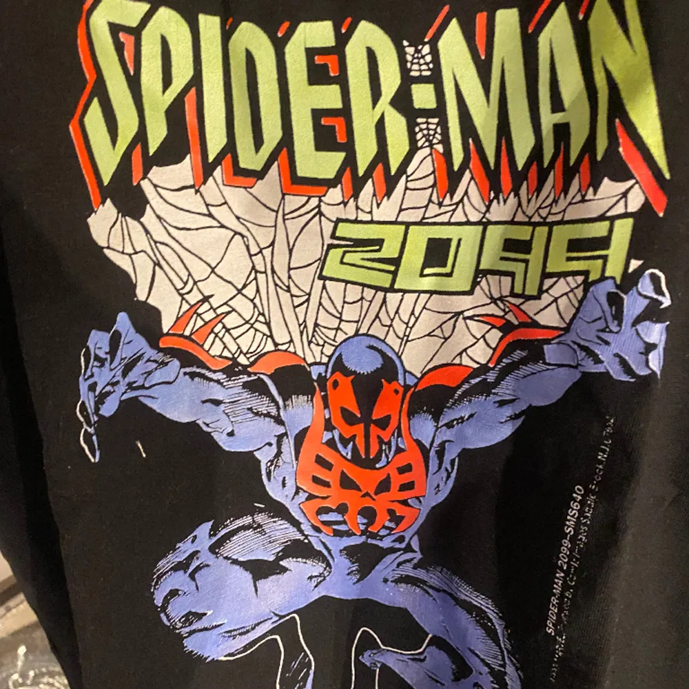 Helt ny och oanvänd Spider man Stussy tröja. Box ingår. Storlek L. För mer bilder kom privat.. T-shirts.
