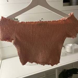 Off shoulder topp  - Ljusosa off shoulder topp från NA-KD. Säljer då den inte kommer till användning🩷
