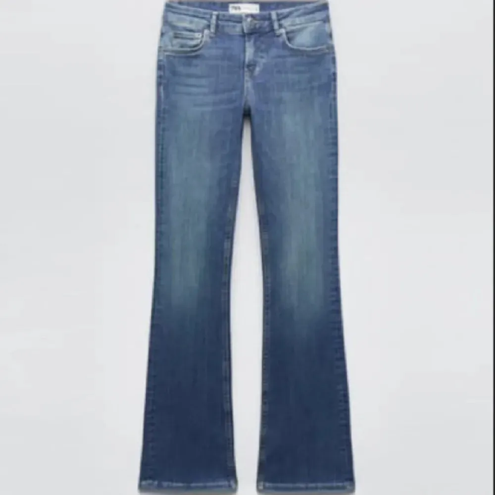 Säljer mina zara lågmidjade jeans då de inte kommer till användning längre. Finns inte kvar på hemsidan längre och därför mitt pris💕 kan tänka mig byta till strl 32 istället för 34! . Jeans & Byxor.
