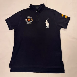 Ralph Lauren ”yacht club” piké  - Svinsnygg Piké | Skick 10/10 | Nypris: 1400kr (modellen säljs inte längre) | Vårt pris: 699kr | Färg: Marinblå |  Pris kan diskuteras vid snabb affär   Kontakta privat vid minsta fundering 