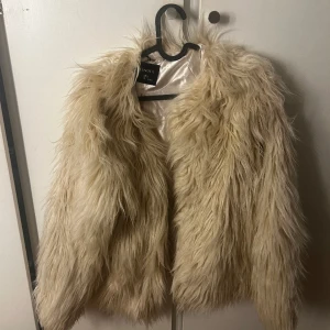 Pälsjacka  - Pälsjacka från Lindex vit beige, finns en skavank på insidan vid armen annars hel