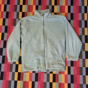 Grön Fleece - Grön fleece i storlek S (passar som M). Köpt på Vinted, var lite förstor för mig så säljer därför vidare den. Bara skriv vid frågor om passform och mått!