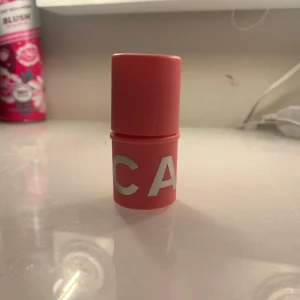 Caia blush stick  - Säljer denna populära Caia blush sticket i den populära färgen ”Berry smoothie” 🩷 den är endast använd 2 gånger men insåg att den inte var för mig! Nypris är 225 kr på Caia hemsida 😊 skriv priv för prisförslag eller frågor! 