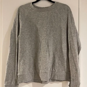 Sweatshirt  - Tunn sweatshirt  Storlek: M Köpt på H&M Gott skick 
