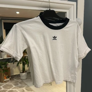 T-shirt  - T-shirt från Adidas. Fint skick. Kommer ej till användning. Frakten betalar köparen själv 