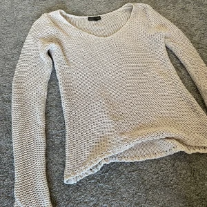 Stickat tröja - Har använts och har skavanker som visas på bilden samt ett litet hål vid nedre av armen men inget märkvärdigt direkt 🔆 säljs då den inte kommer till användning 