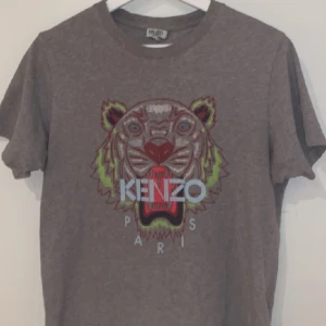 Kenzo tshirt - Fint skick, äkta, kvitto finns. Köpt på NK i Stockholm! Strl S