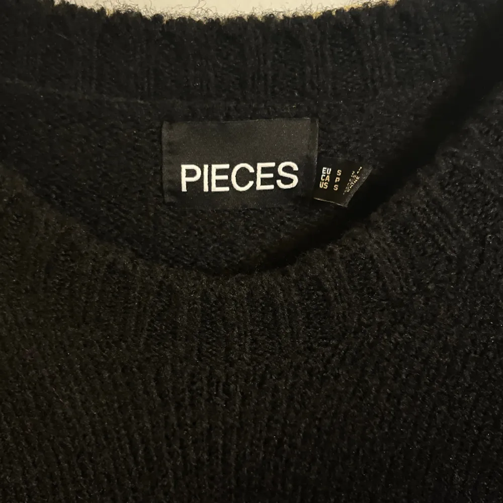 Stickad svart tröja från Pieces i nyskick, knappt använd, stl S 🖤. Stickat.