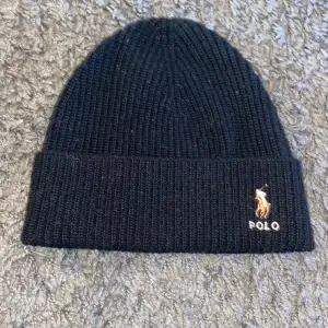 En snygg och grish Ralph lauren mössa för  100kr helt ny skick och ren. Original pris-800kr. Säljer åt en kompis som tyckte att den har blivit för liten