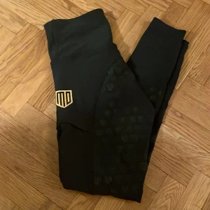 Maya delorez byxor - Byxorna är slitna i greppet vid knäna (och liteeee vid rumpan) . Men annars i fint skick😊 Skriv till mig för fler bilder!! Pris kan diskuteras :)