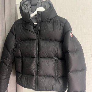 Tjock colmarjacka strlk 14 år / 36 - Fin jacka som är varm och skön ! Tjockare varianten . En laglapp på insida av ena ärmen är ditsatt, annars fint skick .